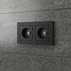 Розетка с заземлением и шторками (черный) W1271108