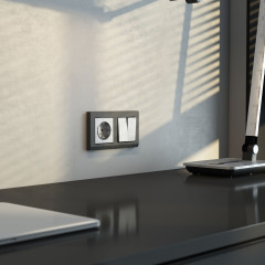 Розетка с заземлением и шторками (cеребряный рифленый) W1171109