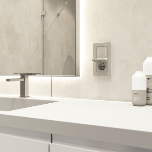 Розетка влагозащ. с зазем. с защит. крышкой и шторками (дымчатый) W1271204